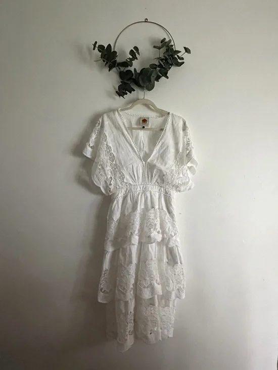 FARM Rio Off White Lace Richelieu Embroidered Tiered V-Neck Midi Dress - Picture 4 of 8